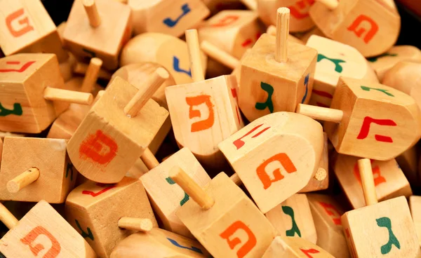 Close up van hanukkah dreidels — Stockfoto