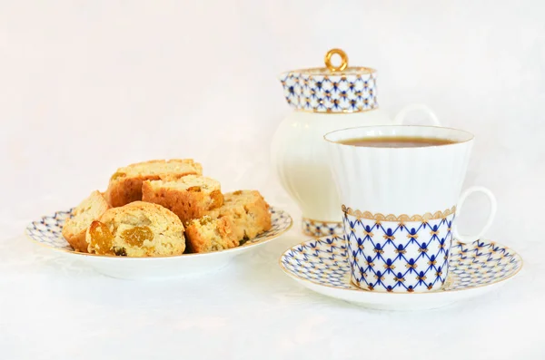 Festa de chá com xícara de chá, prato com bolos e jarro de leite — Fotografia de Stock