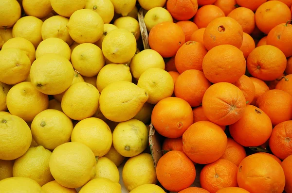 Limoni e clementine allo stand di mercato — Foto Stock
