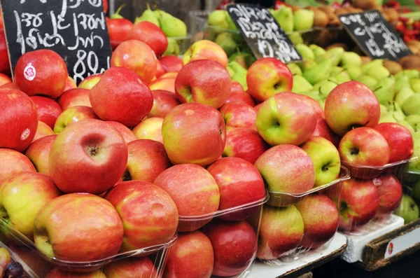 Apples on market stand — Stock Photo, Image