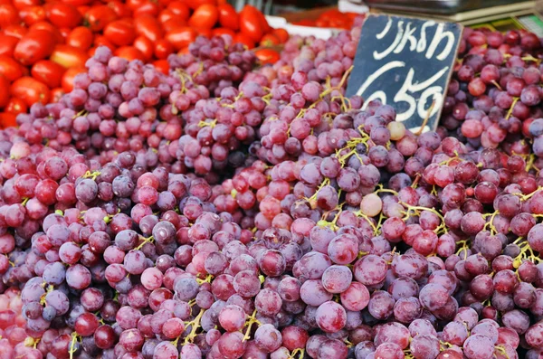 Fechar as uvas no stand do mercado — Fotografia de Stock