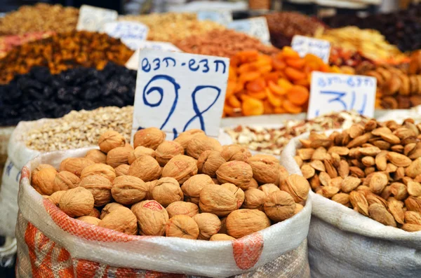 Αμύγδαλα σε μεγάλη τσάντα και ξηρό friuts στην αγορά — Φωτογραφία Αρχείου