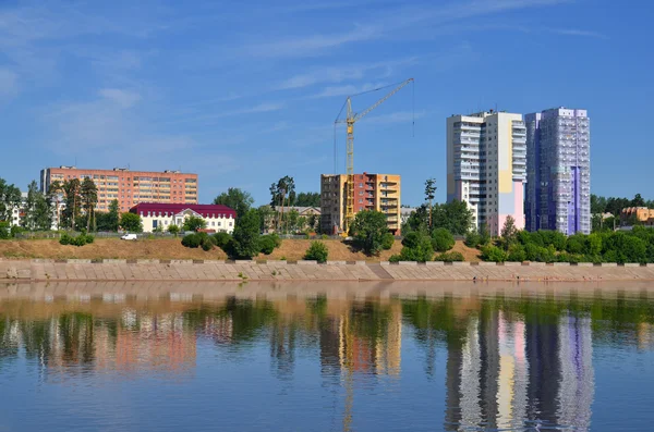 Wohnblock und Gebäude am Ufer des Flusses — Stockfoto
