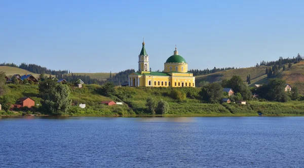 Cathédrale avec clocher dans le village russe — Photo