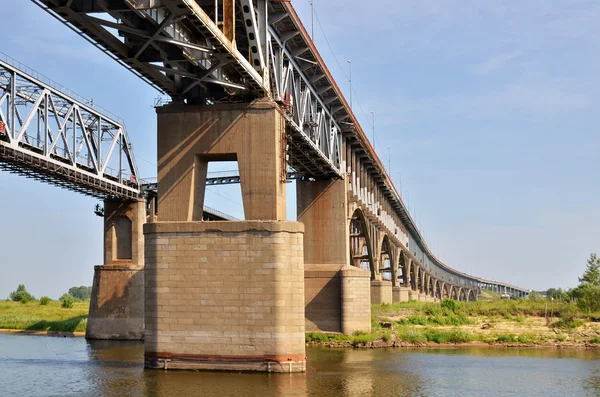 Eine große Brücke durch den Fluss — Stockfoto