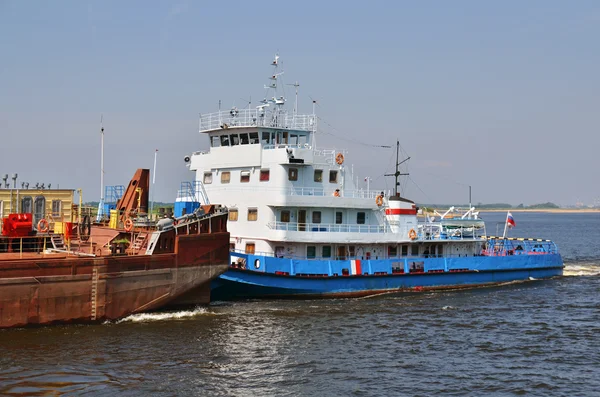 Holowania łodzi z barką — Zdjęcie stockowe