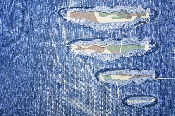 Kamufláž otvor v modré džíny — Stock fotografie