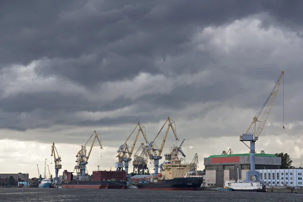 Речной порт в плохую погоду, Нева, Санкт-Петербург — стоковое фото