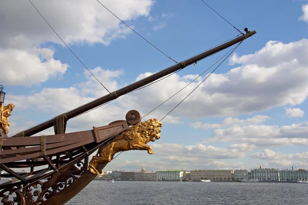 ライオンのフィギュアで飾られた船の幹 — ストック写真