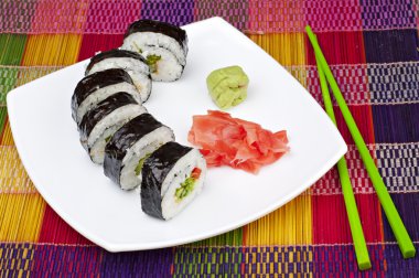 Sushi ginger ve beyaz tabakta wasabi
