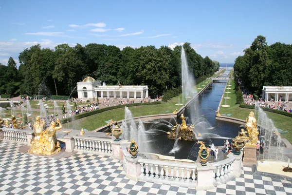 Wielka kaskada fontanny Pałac peterhof — Zdjęcie stockowe