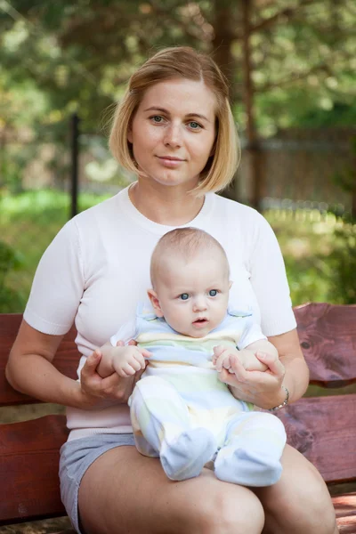Mãe com bebê menino ao ar livre — Fotografia de Stock