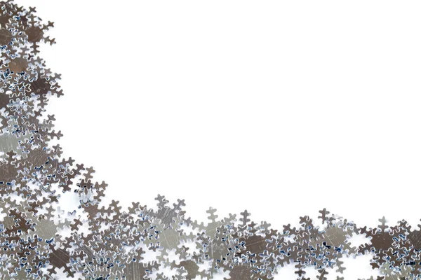 Konfetti snöflingor på vit bakgrund — Stockfoto
