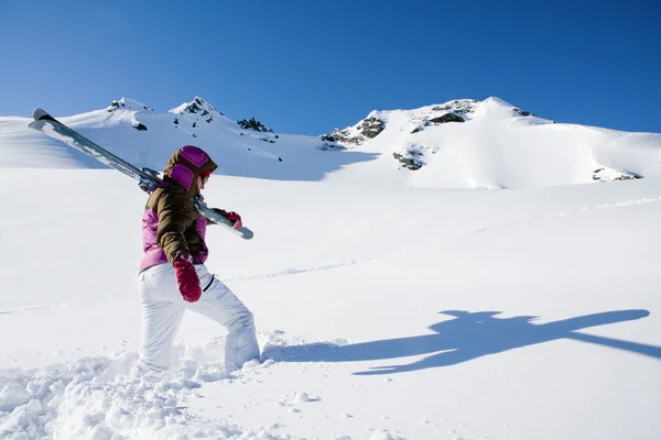 Kadın ile Kayak apls hiking — Stok fotoğraf