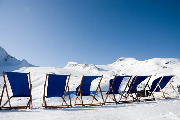 Порожні стільці в Альпах — стокове фото