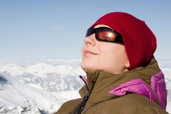 Kvinna njuta solen på vintern — Stockfoto