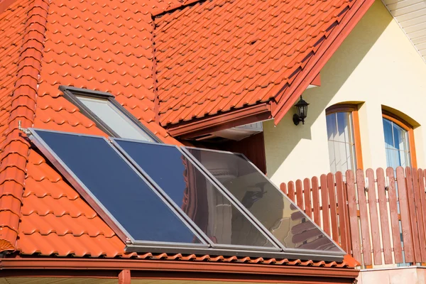 Evin çatısındaki güneş panelleri — Stok fotoğraf