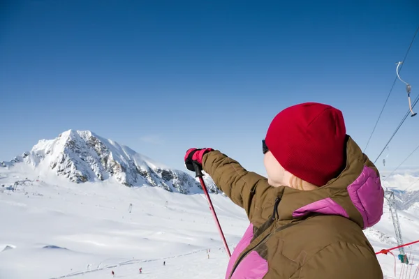 Esquiador apuntando montañas — Foto de Stock