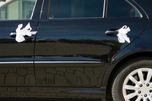 Wedding car decorated by ribbons — Stock Photo, Image