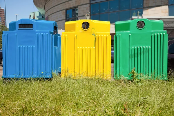 Три контейнера для переработки в городе — стоковое фото