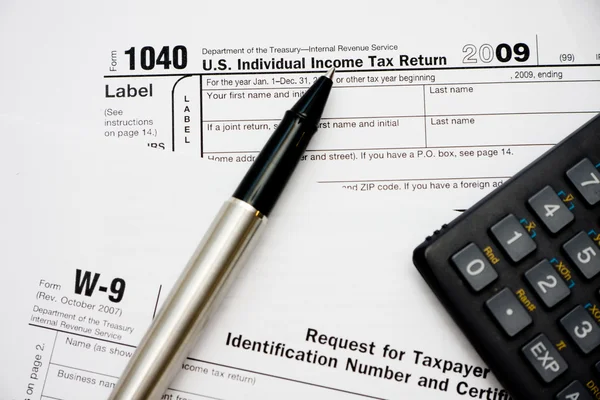 Rellenar el formulario de impuestos 1040 —  Fotos de Stock