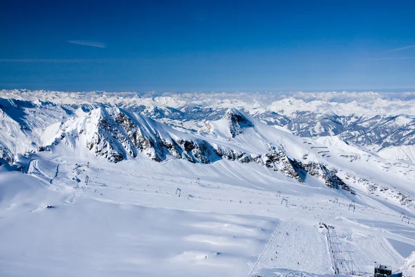 在阿尔卑斯山的滑雪缆车 — 图库照片
