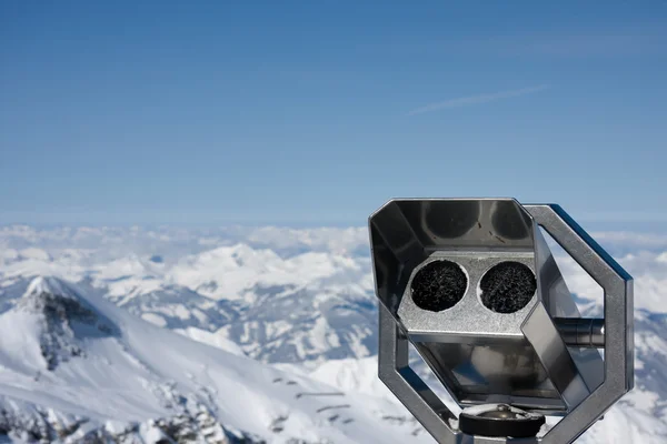 Verrekijkers voor observatie van de Alpen — Stockfoto