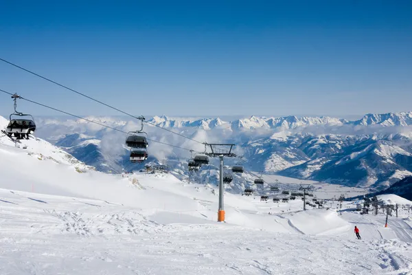 Elevador de esqui nas montanhas dos alpes — Fotografia de Stock