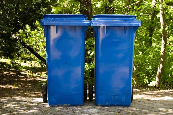 Due bidoni industriali della spazzatura — Foto Stock