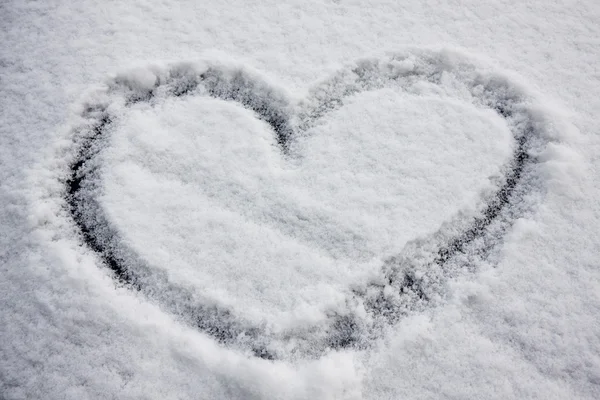 Forme de coeur dans la neige — Photo