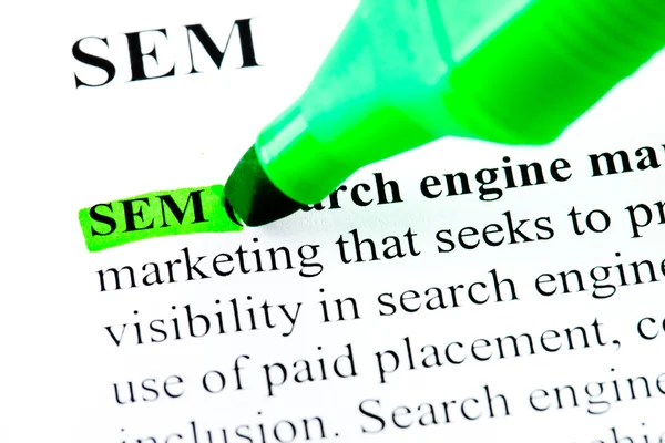 SEM маркетинговое определение поисковых систем, выделенное зеленым маркером — стоковое фото