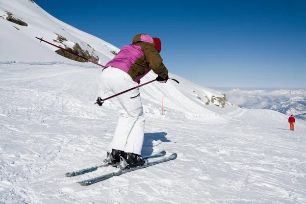 Kobieta narciarskie trasy zjazdowe w apls — Zdjęcie stockowe