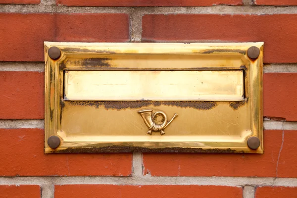レンガの壁に古い金の郵便箱 — ストック写真