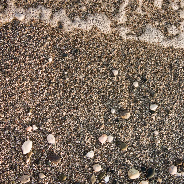 Волна на чистом песчаном пляже — стоковое фото