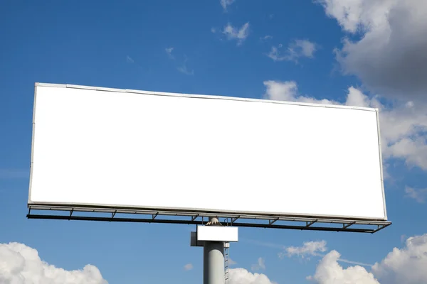 Prázdný billboard na modré obloze — Stock fotografie