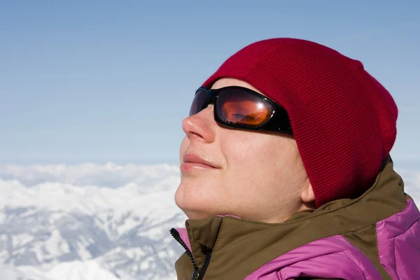 Vrouw genieten van zon in de winter — Stockfoto