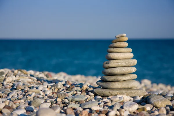 Vita stenar på stranden — Stockfoto