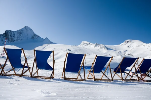 Deck Chairs in front of ski slope — Stock Photo, Image