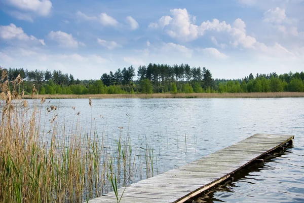 Cais de madeira em um lago — Fotografia de Stock