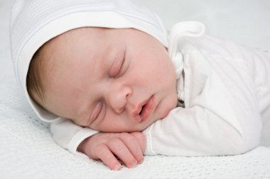 Yeni doğan çocuk uyuyor.