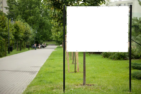 Порожній рекламний щит у парку — стокове фото