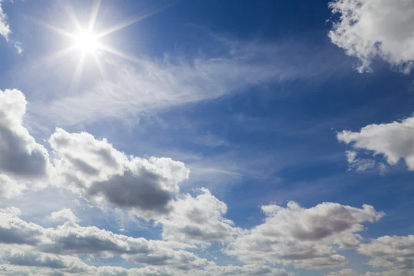 Солнечные лучи и облака на небе — стоковое фото