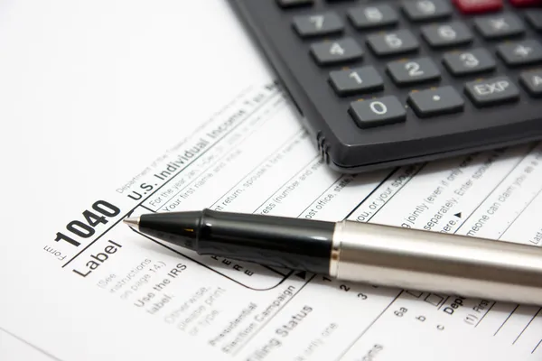 Filling in tax form 1040 — Stock Photo, Image