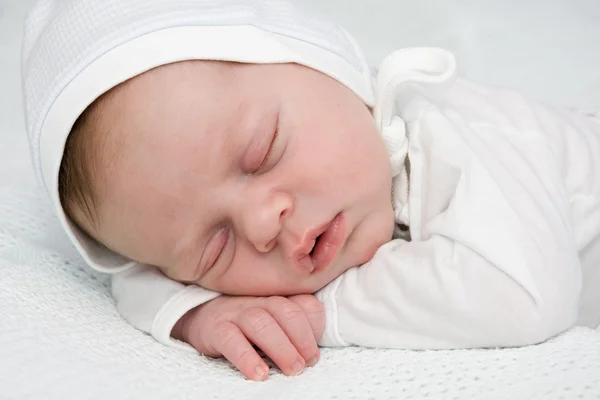 刚出生的男孩在睡觉 — 图库照片