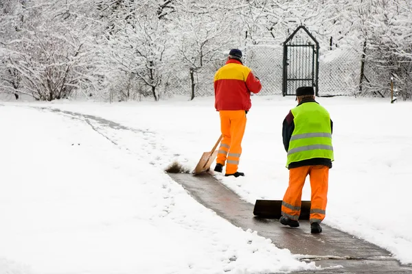 Pracownicy usuwający pierwszy śnieg — Zdjęcie stockowe