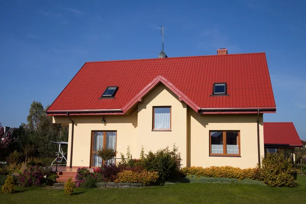 Single family yellow house — Stock Photo, Image