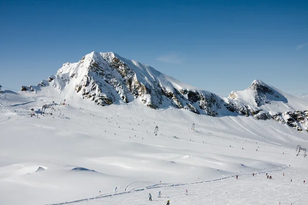 Declive de esqui e montanhas — Fotografia de Stock