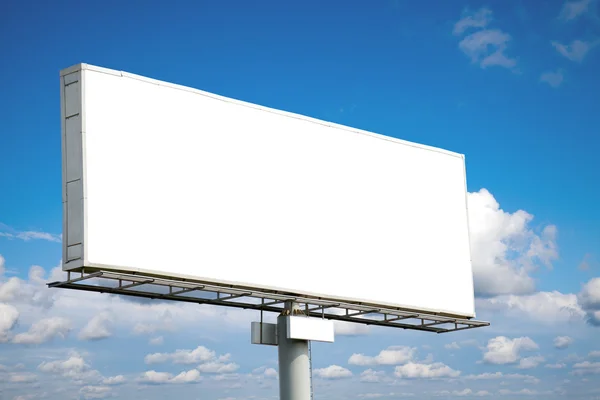푸른 하늘에 있는 백지 광고판 — 스톡 사진