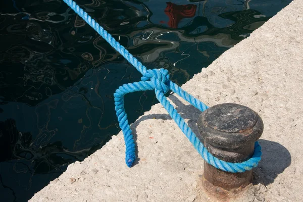 Knot on rope in dock — Stock Photo, Image