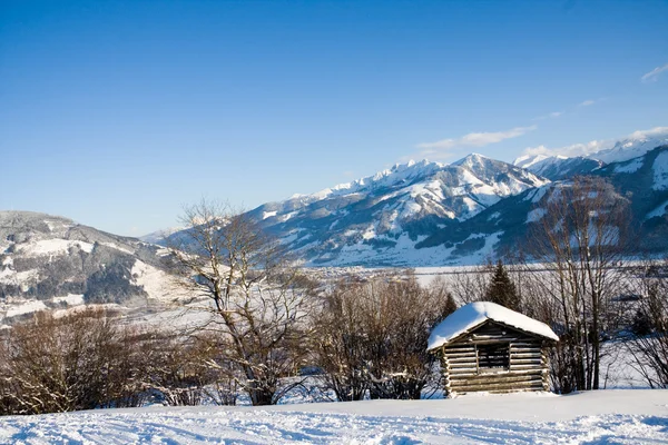 Pequena casa de campo em alpes no inverno — Fotografia de Stock